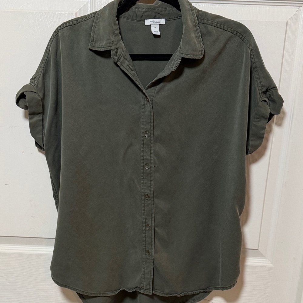 Daily Ritual Olive Utility Button-Down Shirt. Size Medium
